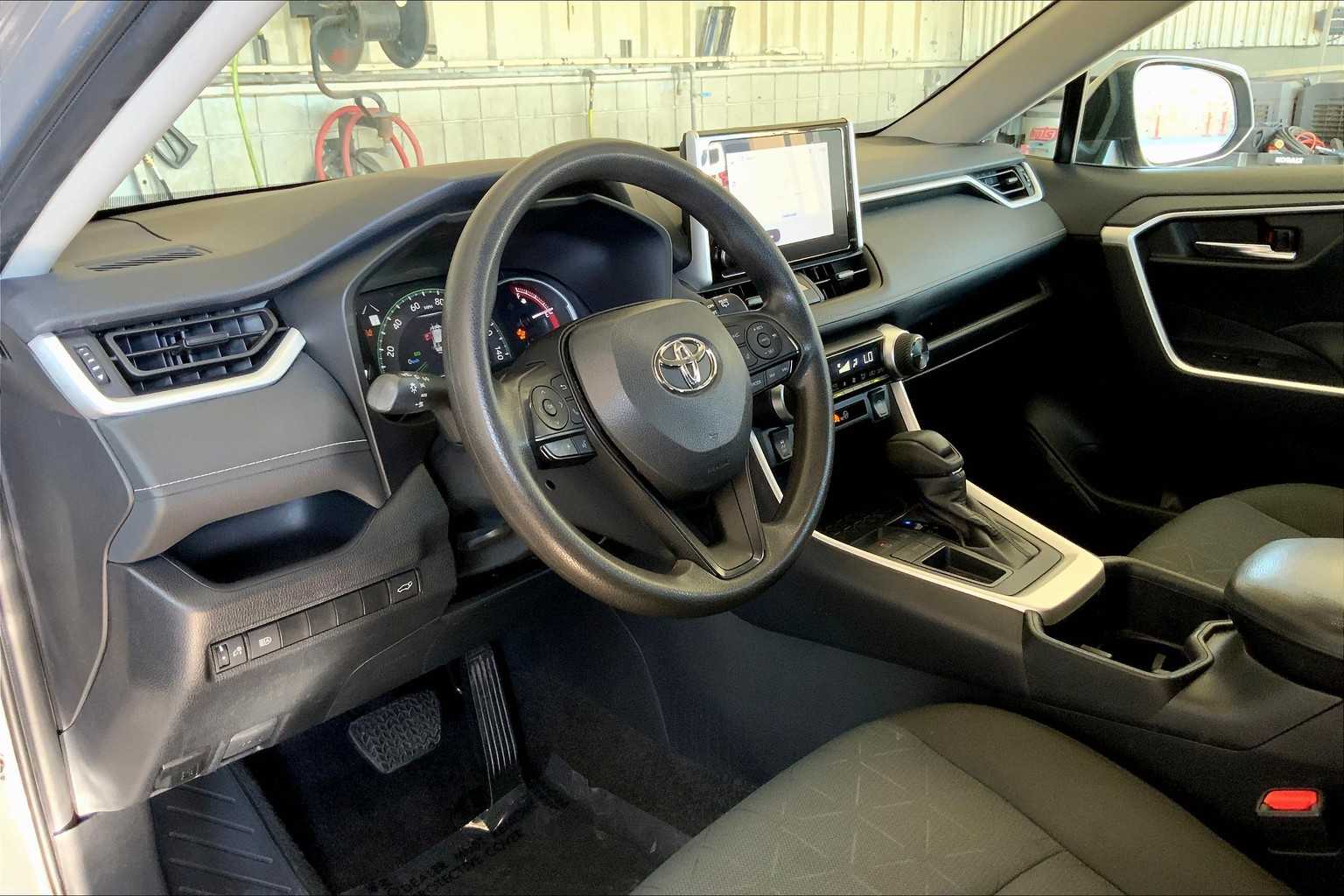 2024 Toyota RAV4 XLE photo 16