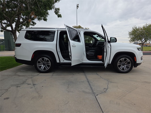 2023 Jeep Wagoneer L Series II photo 2