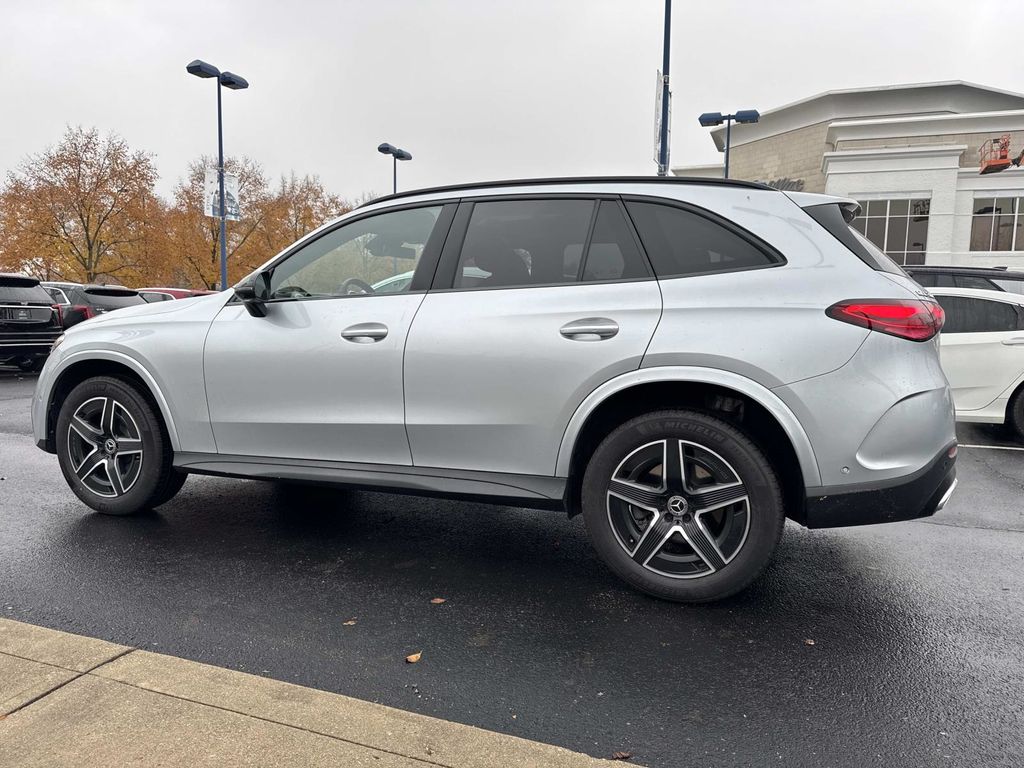 2025 Mercedes Benz GLC 300 4MATIC photo 2