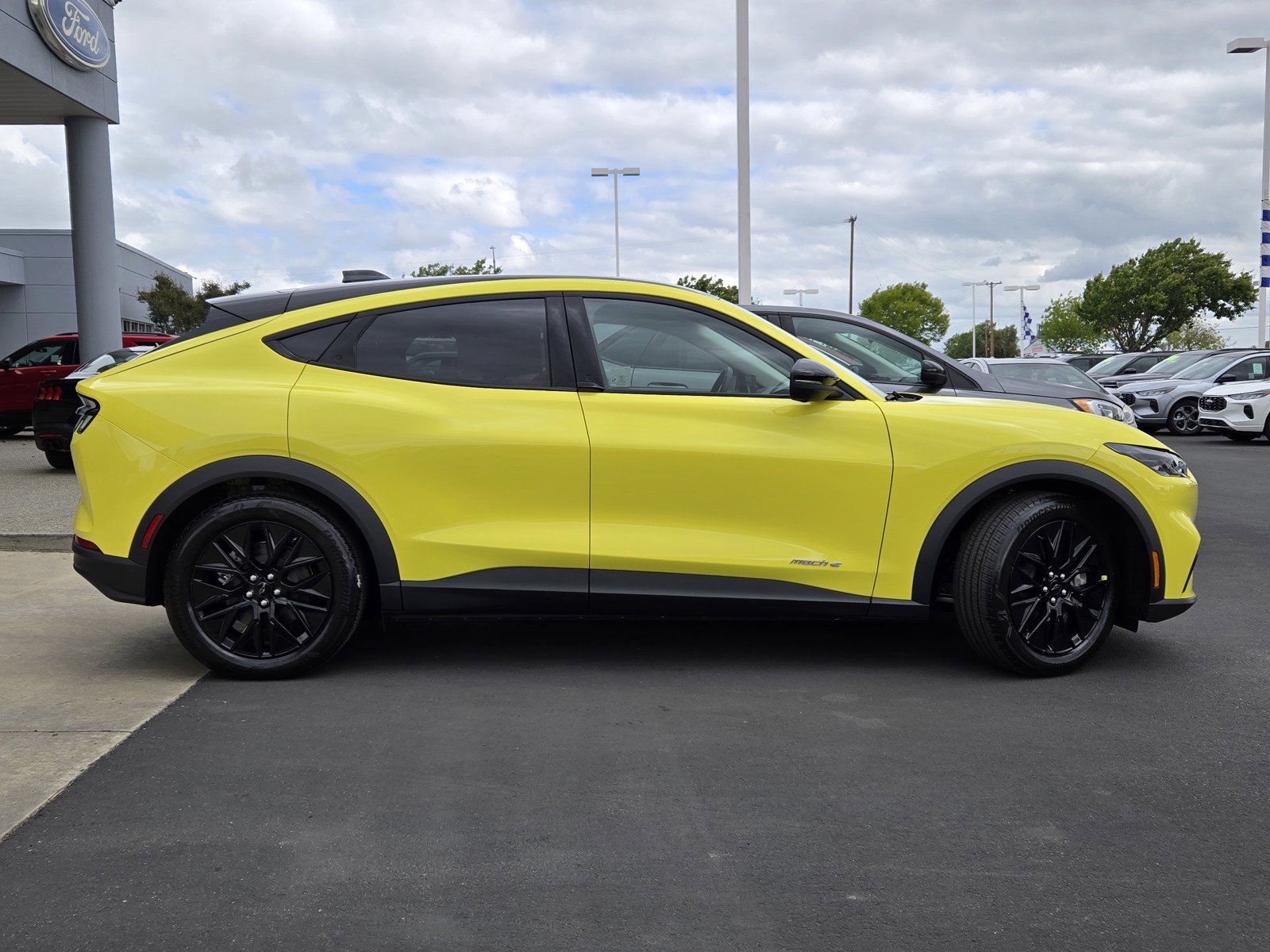 2025 Ford Mustang Mach-E Select photo 4
