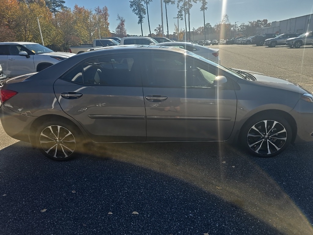 2017 Toyota Corolla XSE photo 4