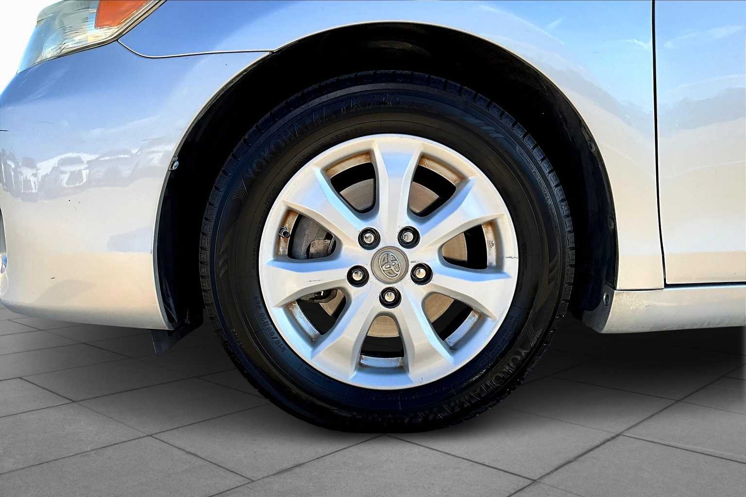 2011 Toyota Camry LE photo 4