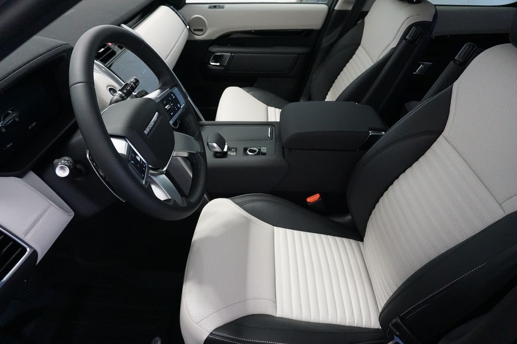 2025 Land Rover Discovery S photo 19