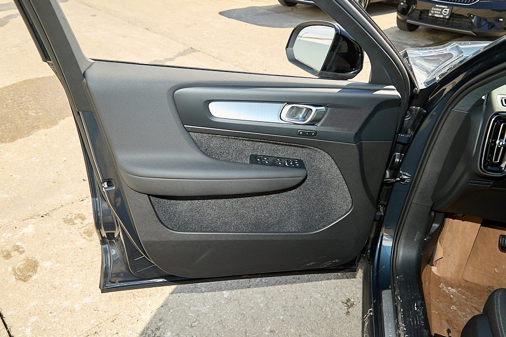 2026 VOLVO XC40 - Image 9