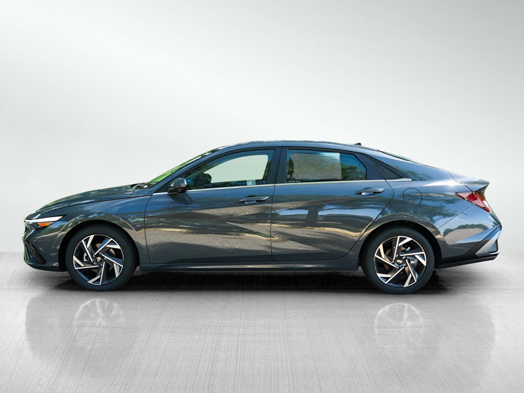 2025 Hyundai Elantra Limited photo 3