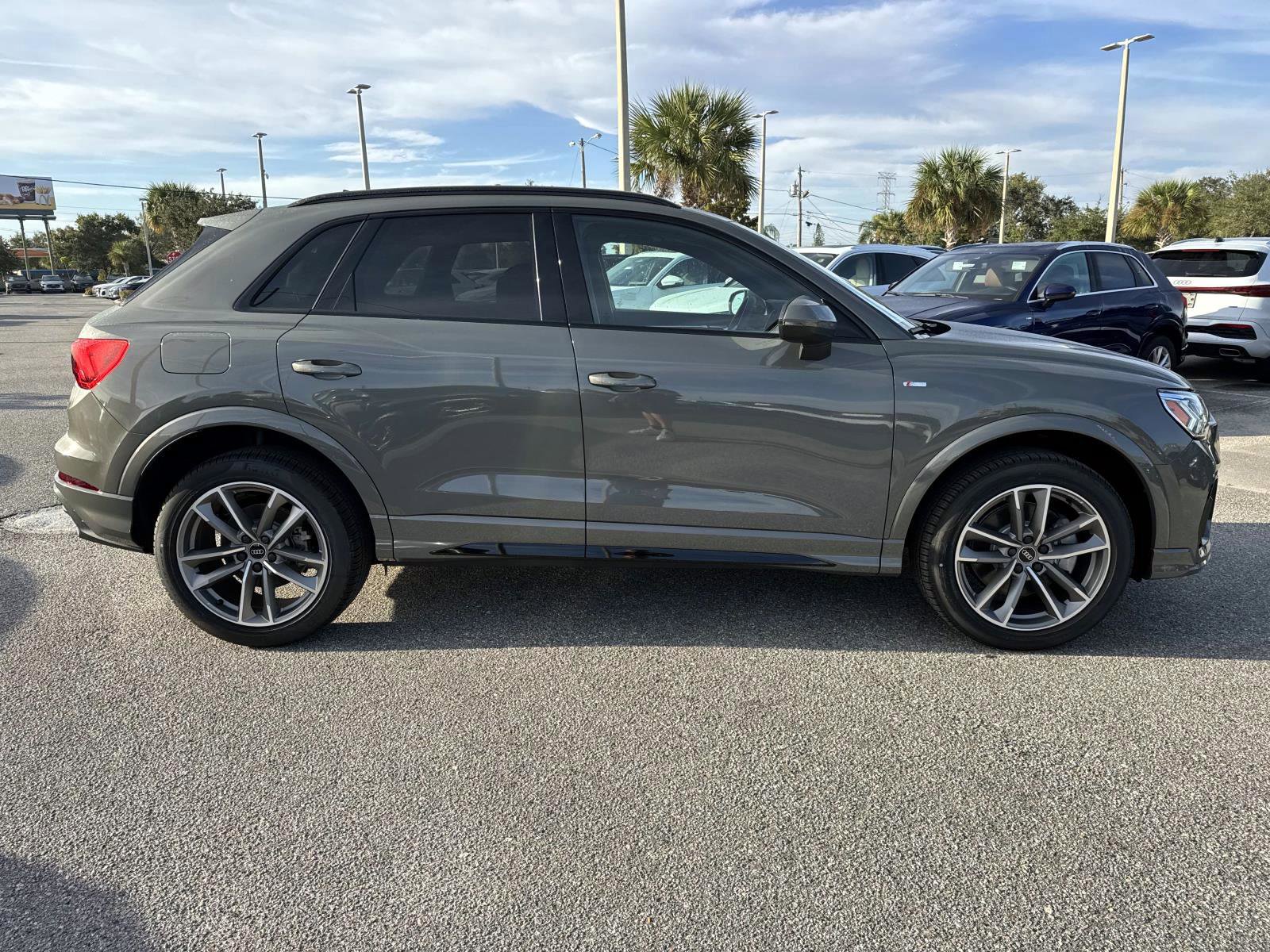 2025 Audi Q3 S line Premium photo 4