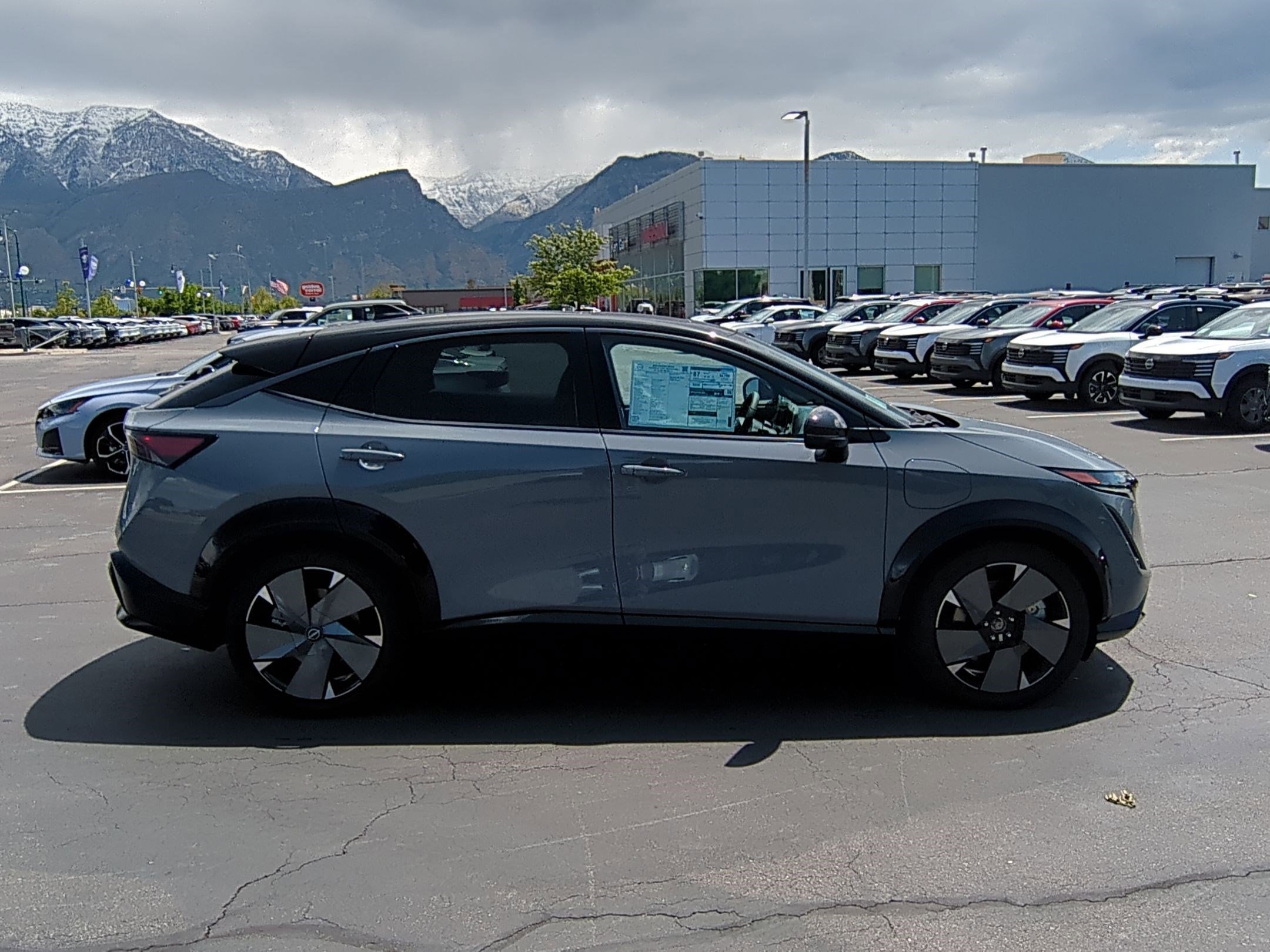 2025 Nissan ARIYA Platinum photo 2