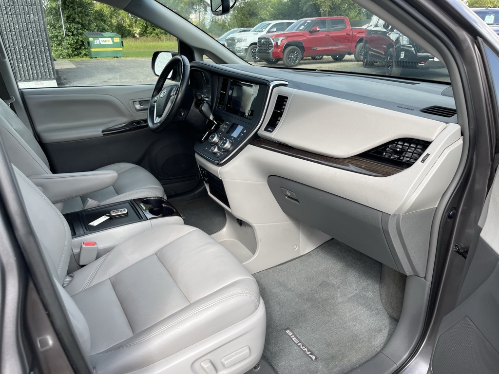 2017 Toyota Sienna XLE photo 34