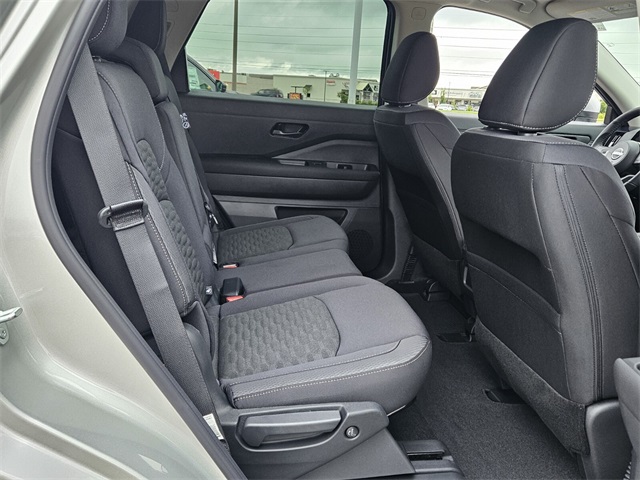 2025 Nissan Pathfinder SV photo 12