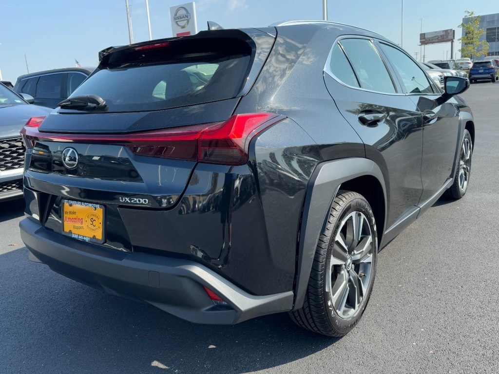 2019 Lexus UX 200 photo 3