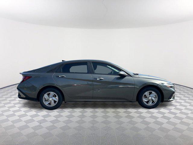 2025 Hyundai Elantra SE photo 4