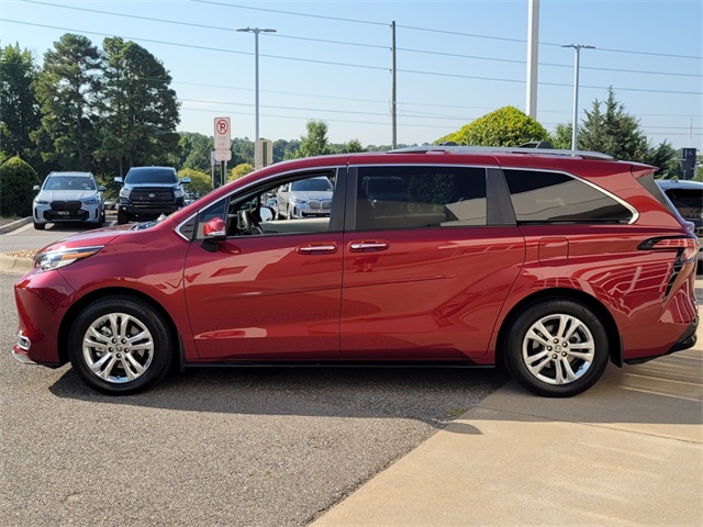 2023 Toyota Sienna Platinum photo 2