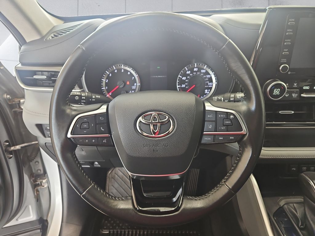2021 Toyota Highlander LE photo 9