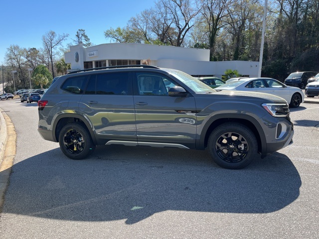 2025 Volkswagen Atlas Peak Edition SE photo 2