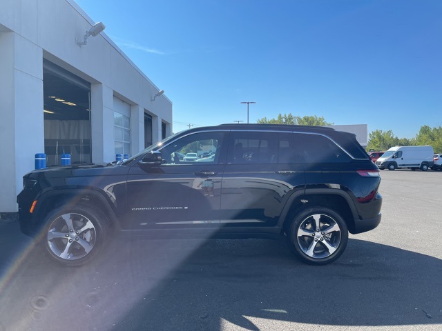 2025 Jeep Grand Cherokee Limited photo 2