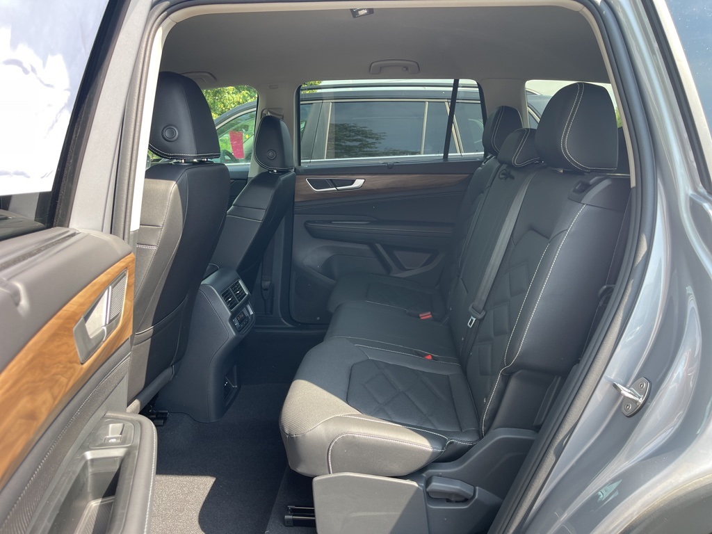 2025 Volkswagen Atlas SE Technology photo 18