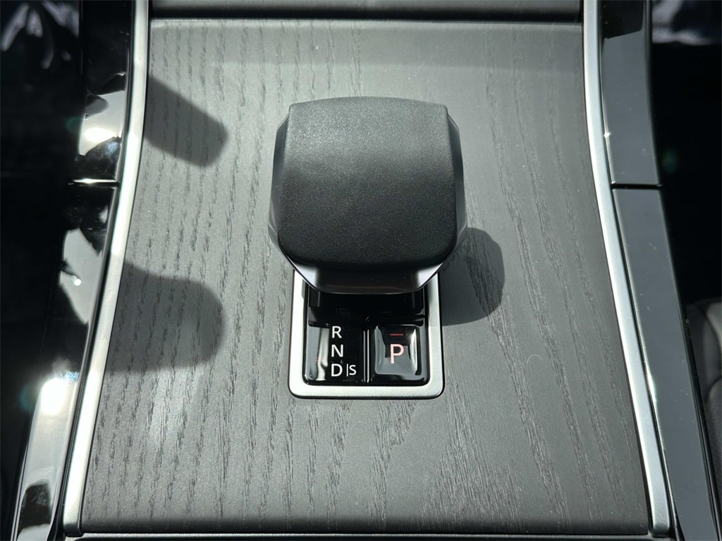 2026 Land Rover Range Rover Evoque Dynamic SE photo 2