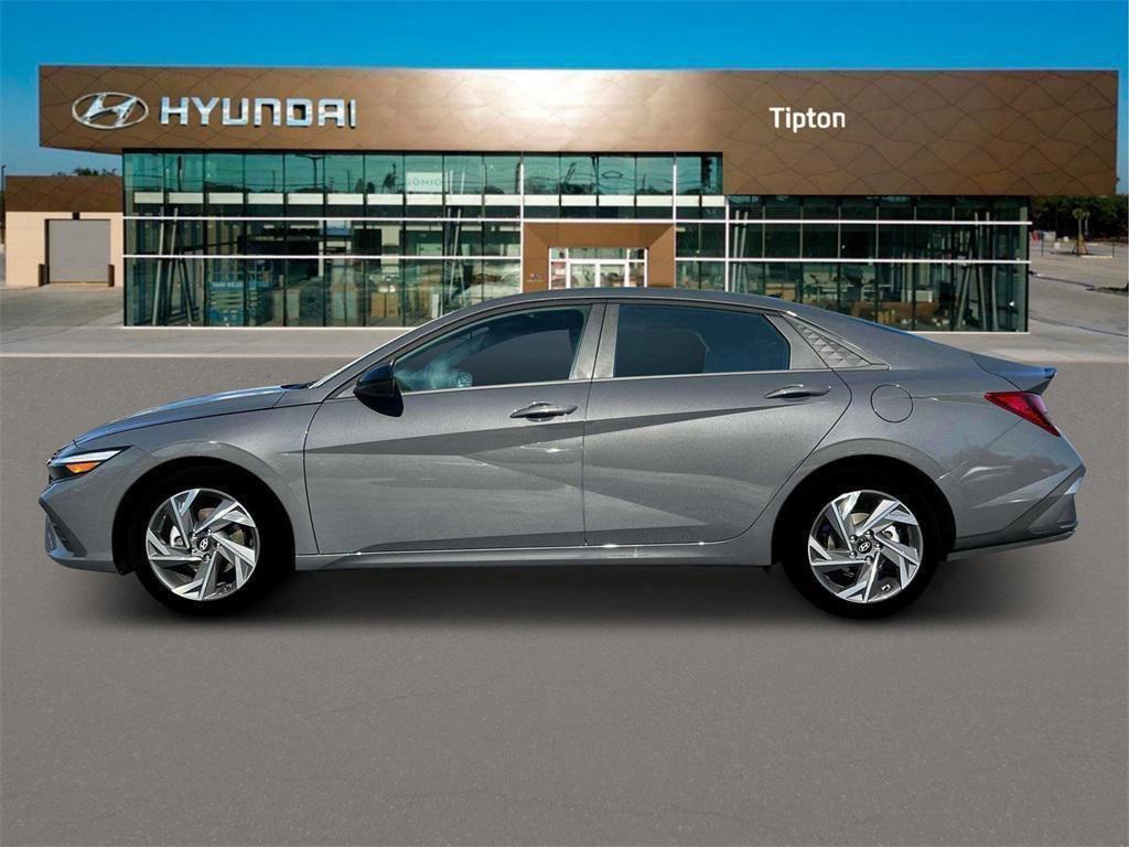 2025 Hyundai Elantra SEL Sport photo 3