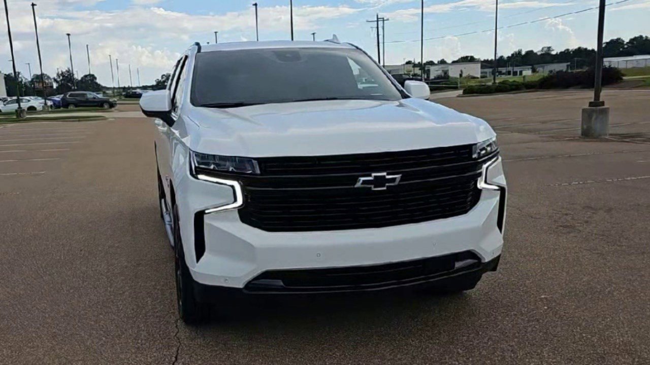 2023 Chevrolet Suburban RST photo 3