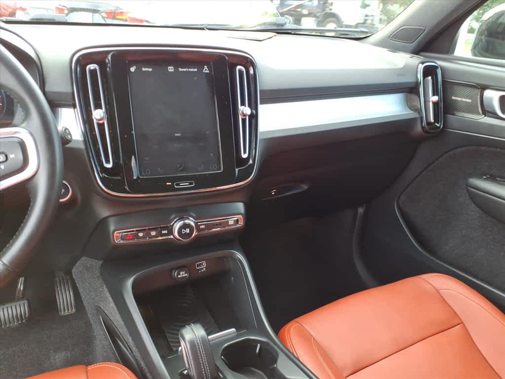 2019 Volvo XC40 R-Design Momentum photo 10