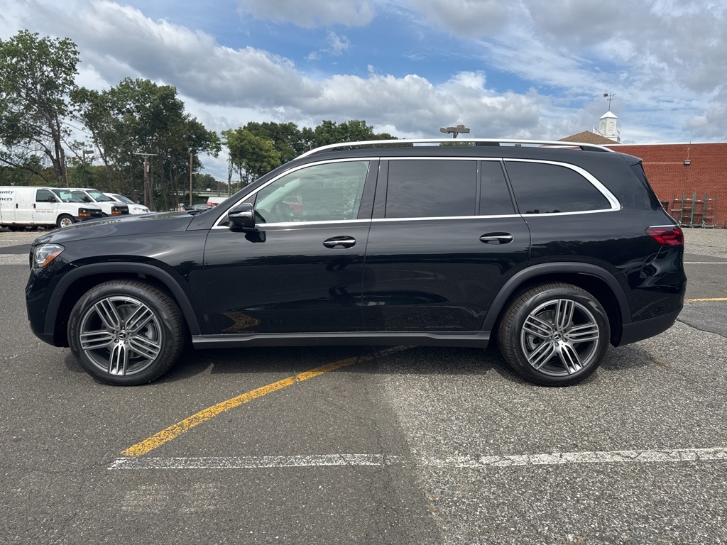 2026 Mercedes Benz GLS 450 4MATIC photo 3