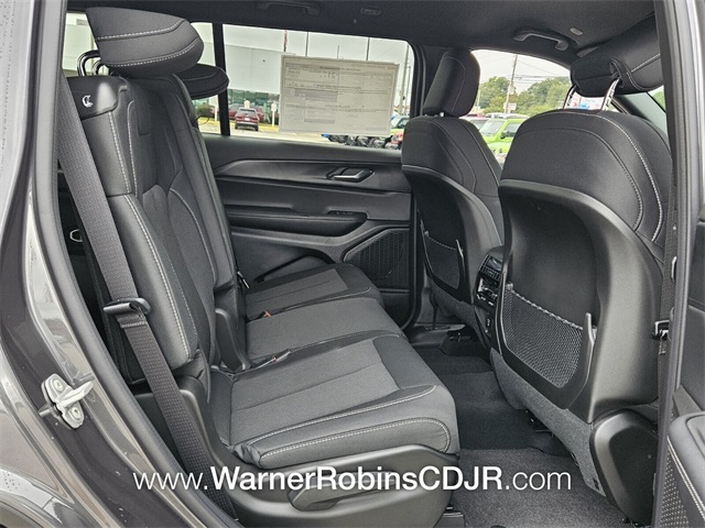 2025 Jeep Grand Cherokee Laredo photo 18