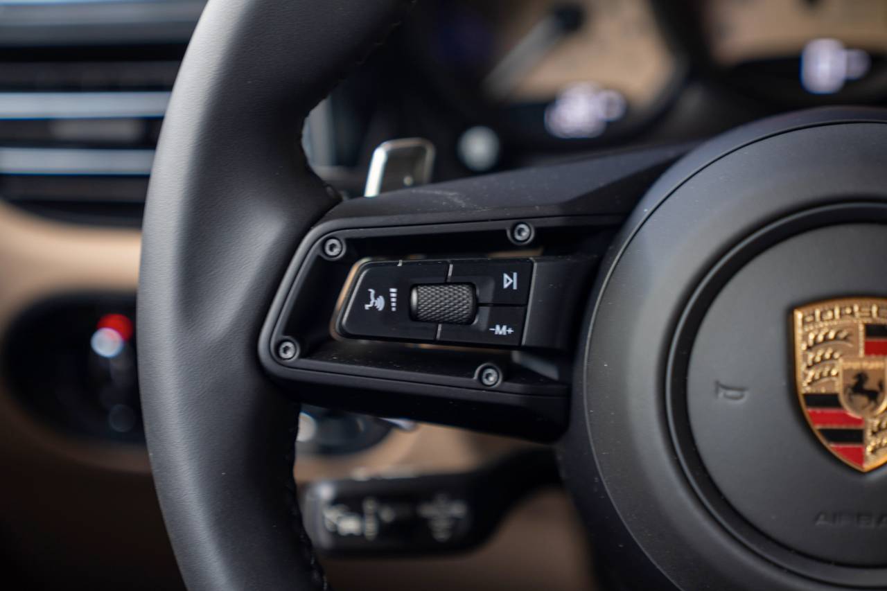 2025 Porsche Macan S photo 8