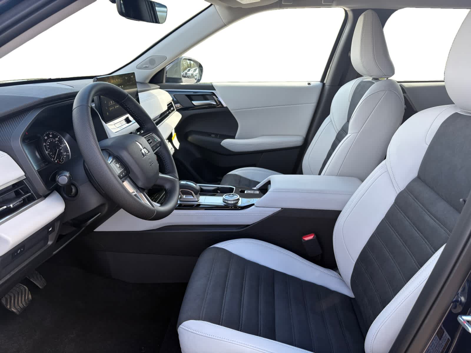 2025 Mitsubishi Outlander SE photo 2