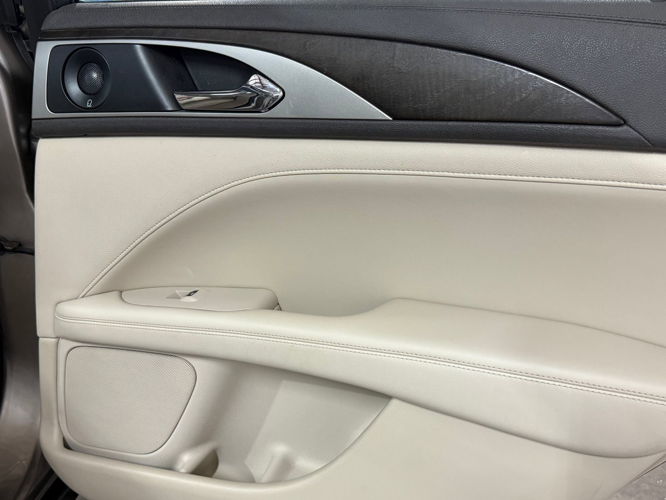 2020 Lincoln MKZ Hybrid Reserve photo 31