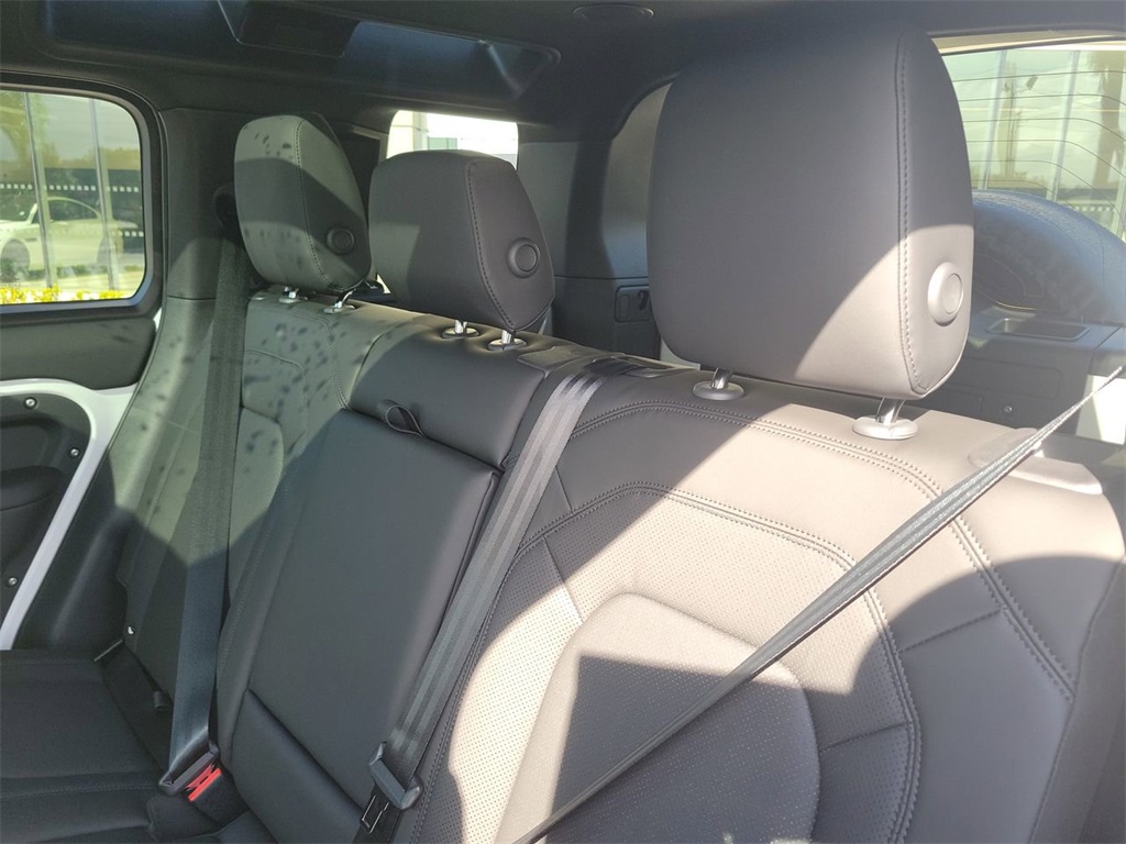 2025 Land Rover Defender 110 X-Dynamic SE photo 13