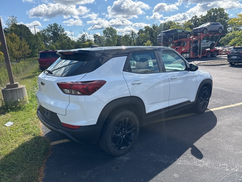 2022 Chevrolet Trailblazer LS photo 2