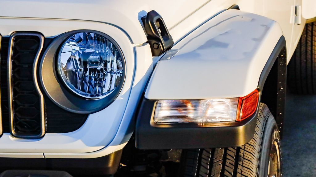 2025 Jeep Gladiator Sport S photo 2