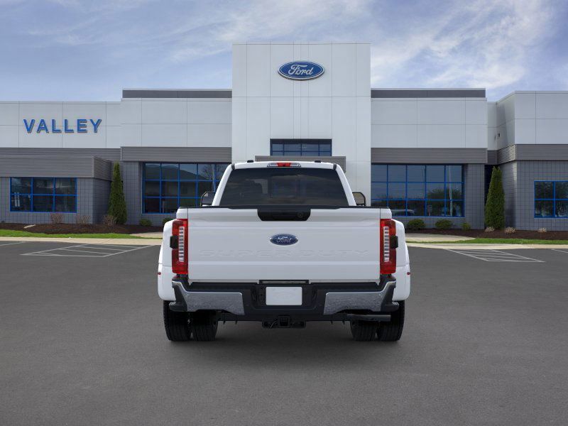 2025 Ford F-450 photo 5