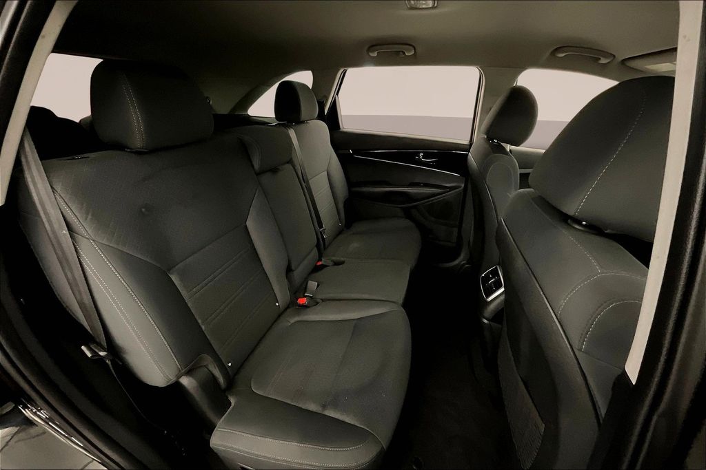 2020 Kia Sorento S photo 26