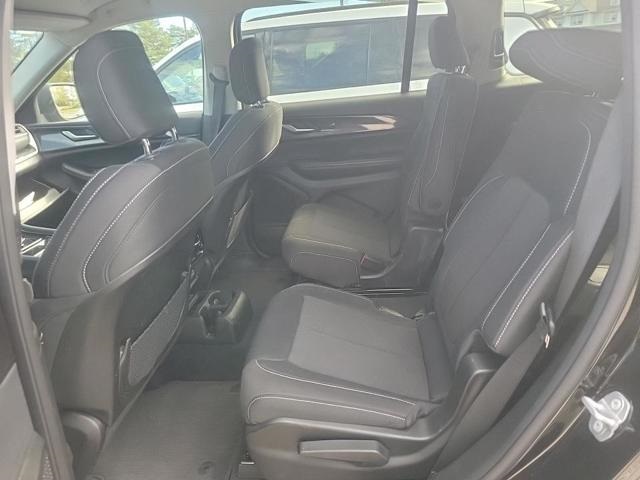 2023 Jeep Grand Cherokee Laredo photo 4