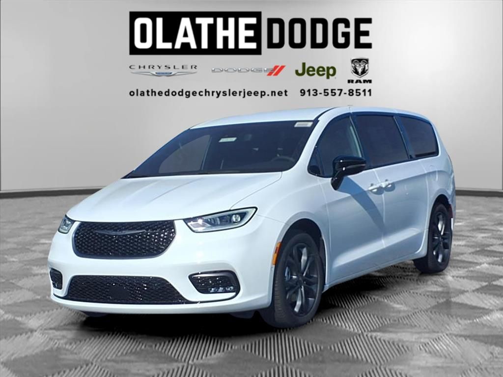 2026 Chrysler Pacifica Select's photo