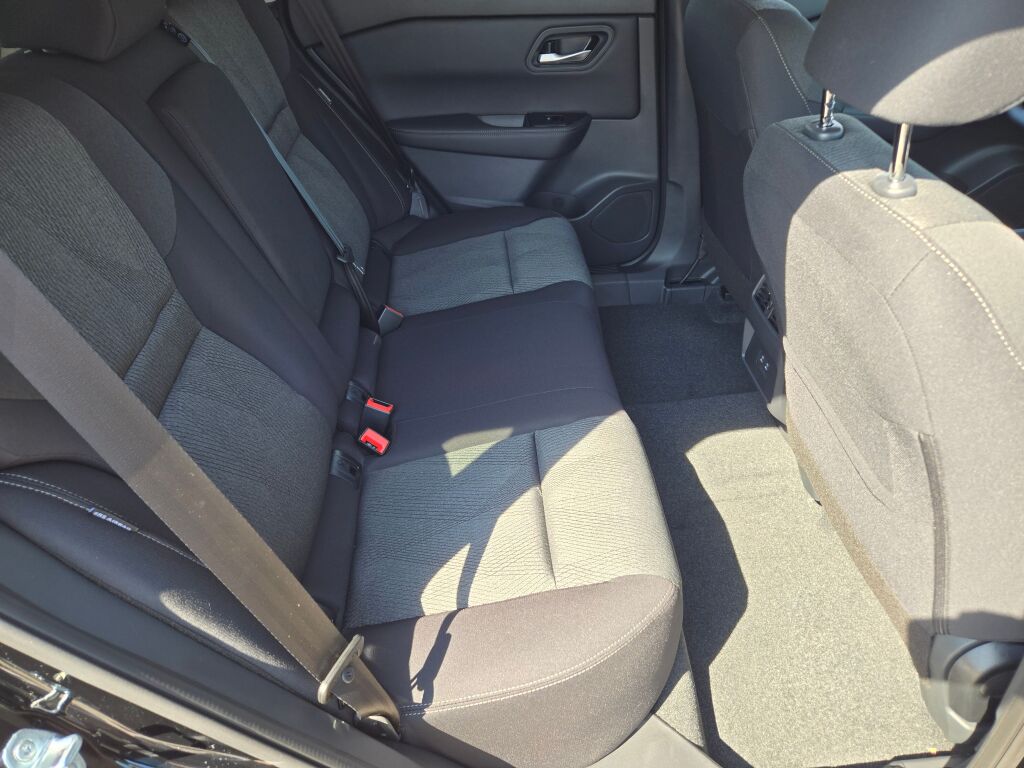 2026 Nissan Rogue SV photo 4