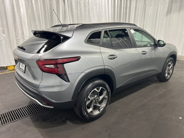 2025 Chevrolet Trax LT photo 3