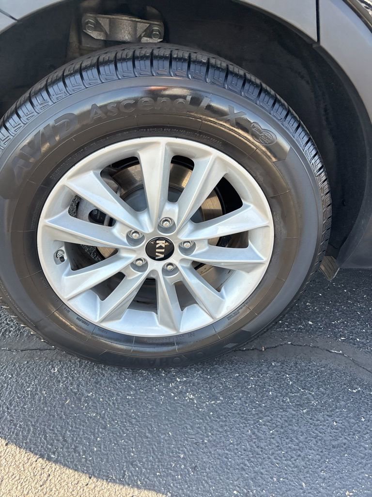 2020 Kia Sorento LX S photo 9