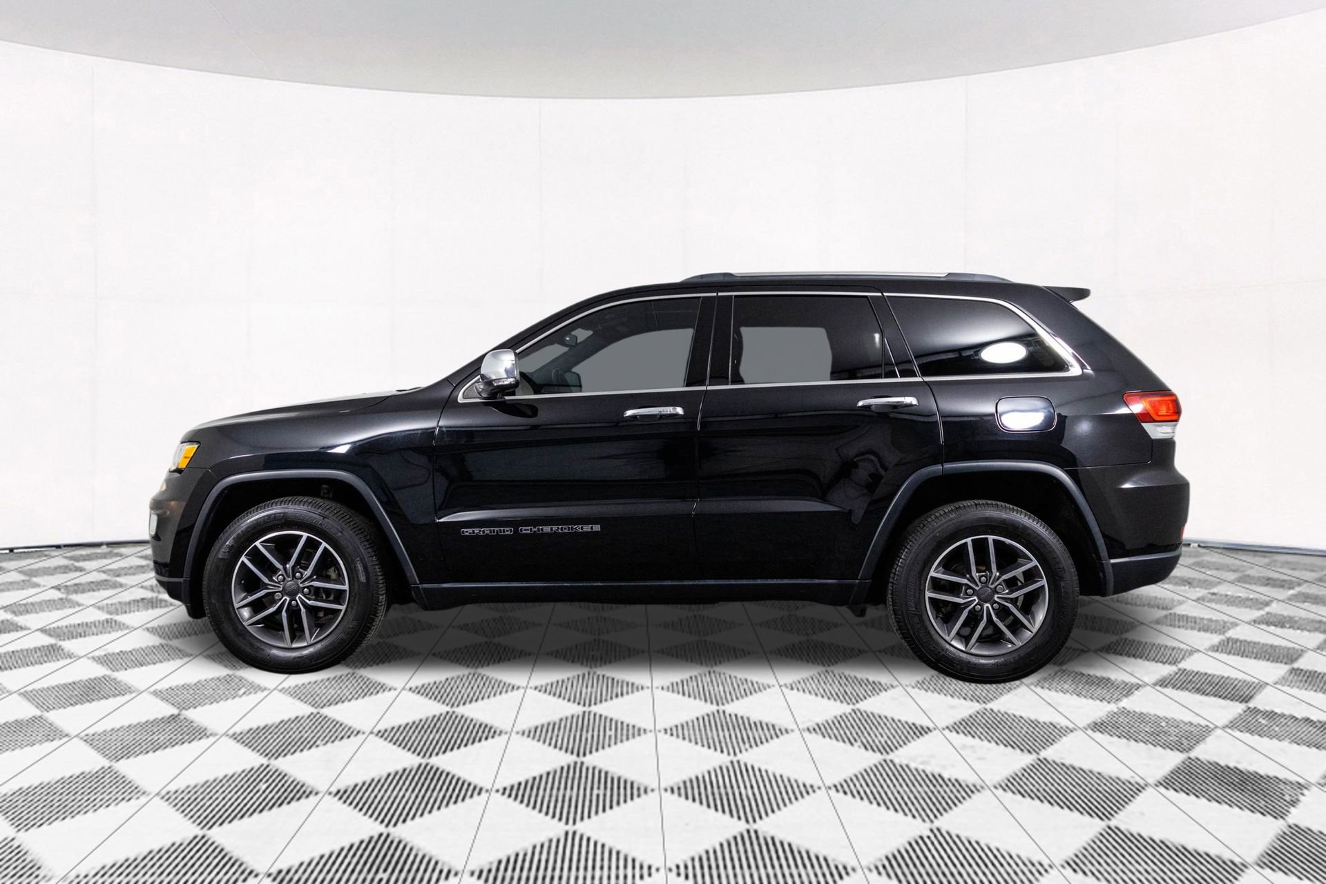 2020 Jeep Grand Cherokee Limited photo 2