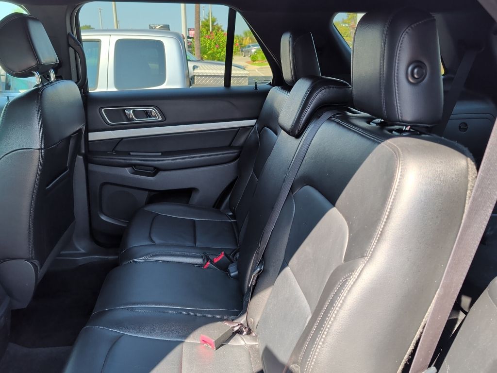 2016 Ford Explorer XLT photo 2