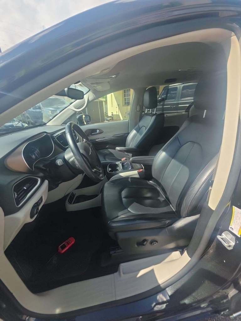 2018 Chrysler Pacifica Touring L photo 4