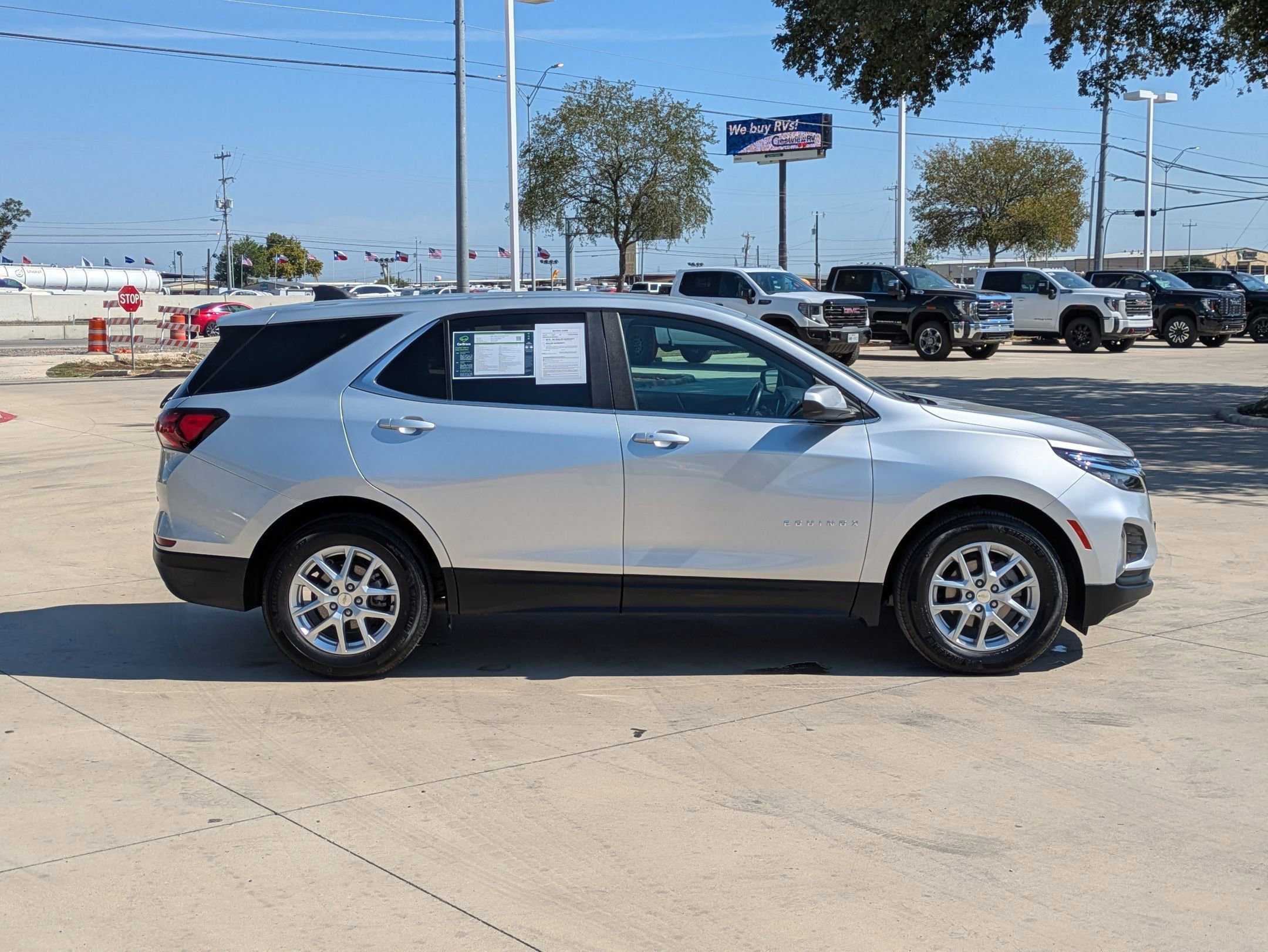 2022 Chevrolet Equinox LT photo 2