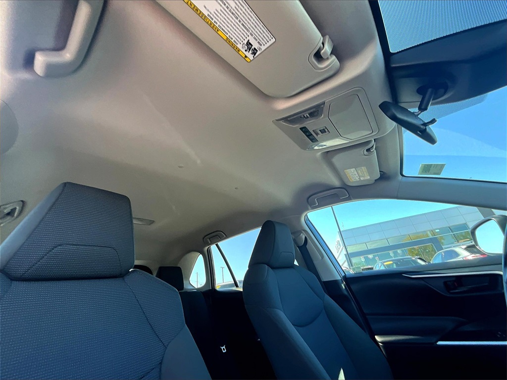 2022 Toyota RAV4 LE photo 22