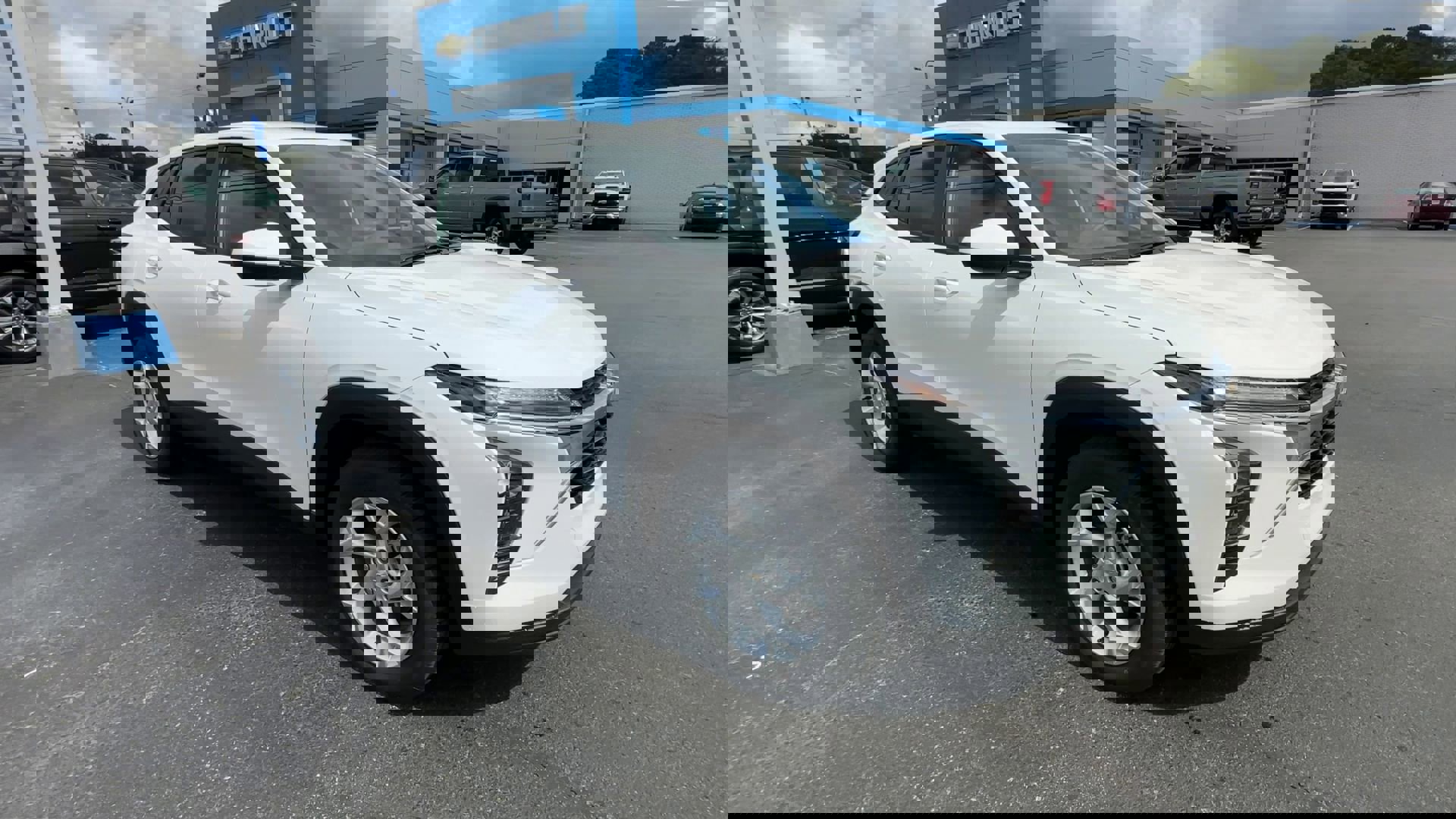 2025 Chevrolet Trax LS photo 2