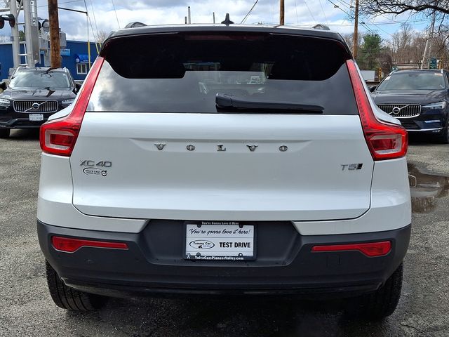 2022 Volvo XC40 R-Design AWD photo 5