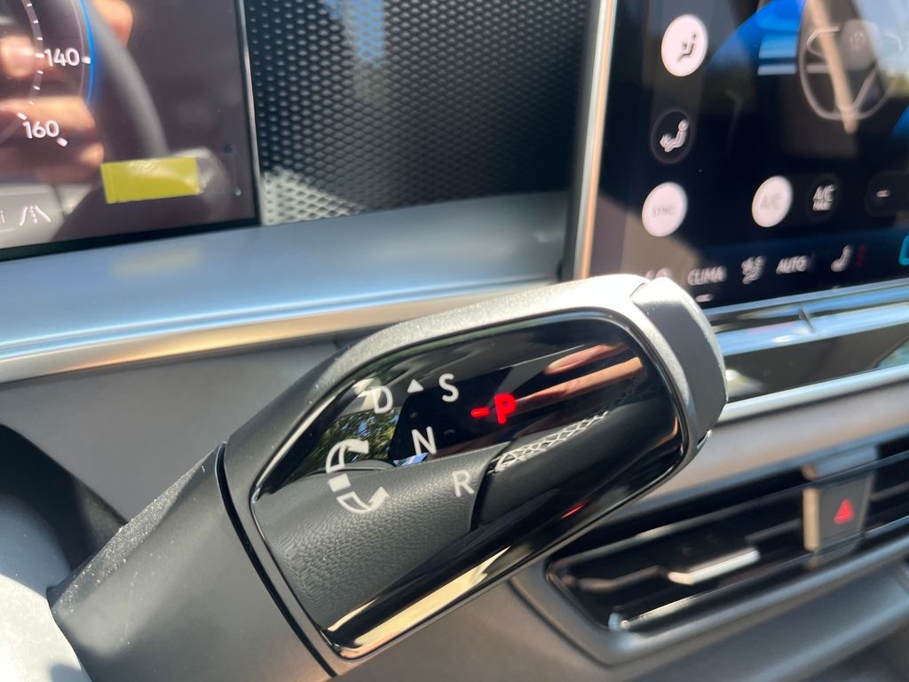 2025 Volkswagen Tiguan SE photo 13