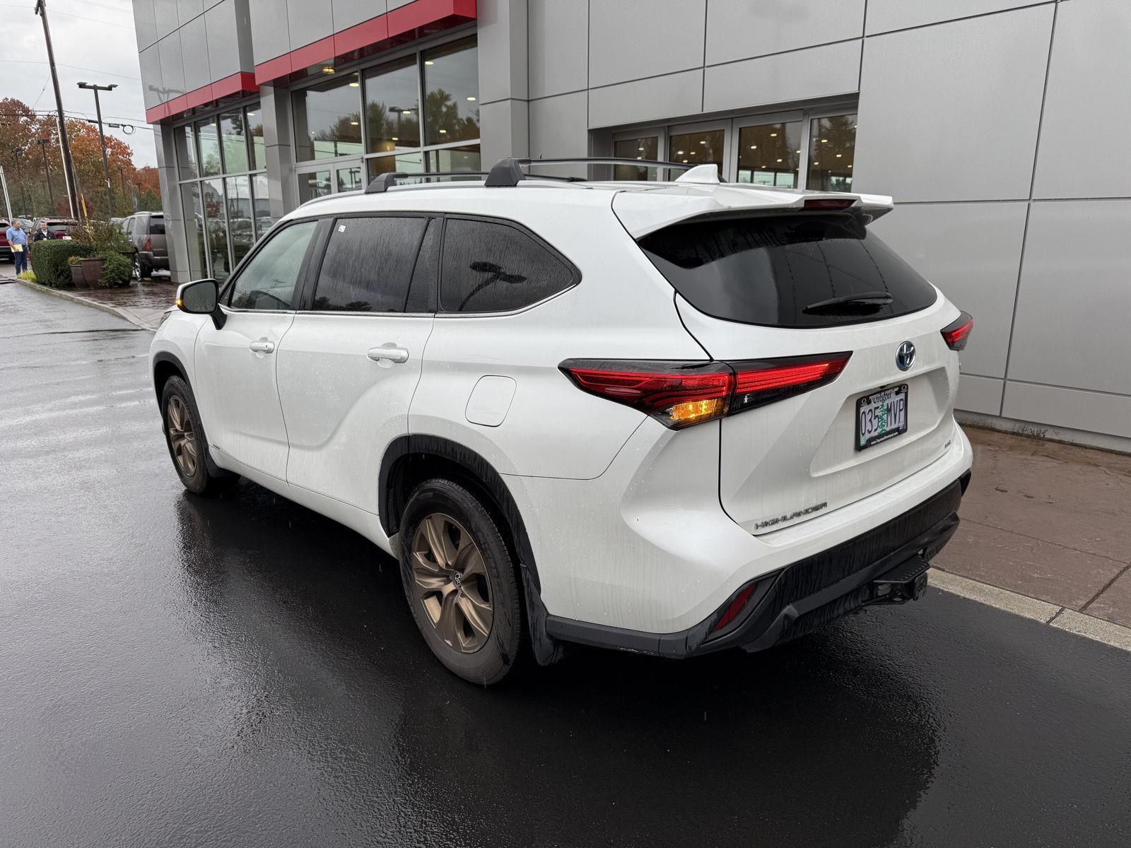 2023 Toyota Highlander Hybrid Bronze Edition photo 3