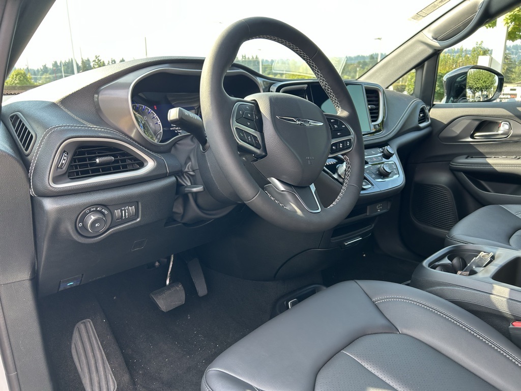 2026 Chrysler Pacifica photo 11