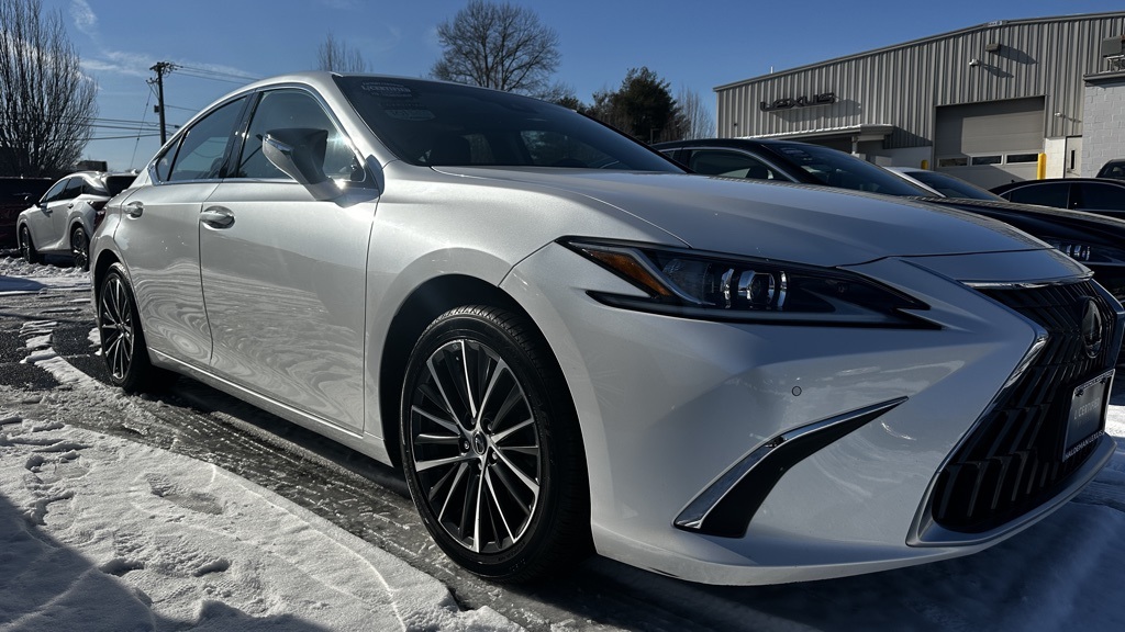 2022 Lexus ES 350's photo